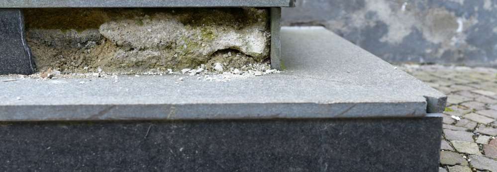 Eine kaputte Steintreppe, deren Fundament bröckelt und saniert werden muss.